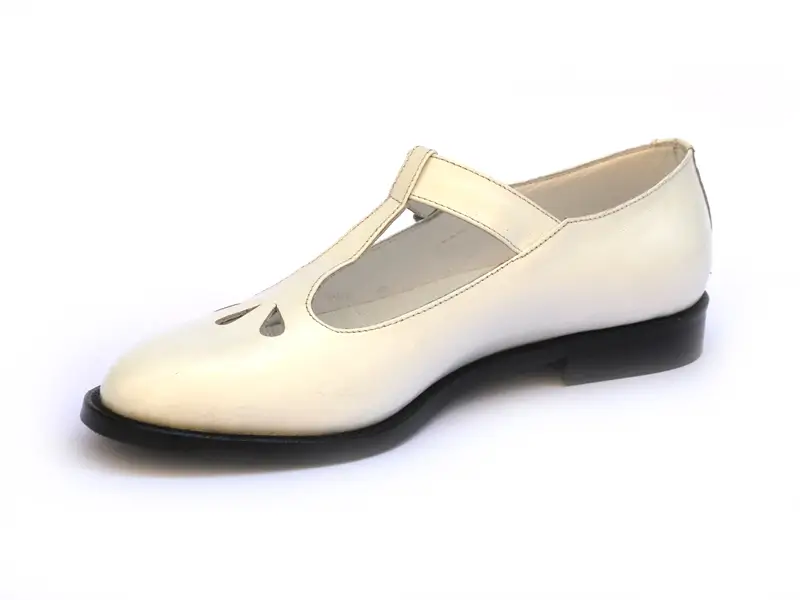 Beyaz Tokalı Kadın Klasik Ayakkabı 2