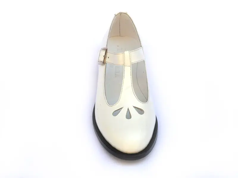 Beyaz Tokalı Kadın Klasik Ayakkabı 3