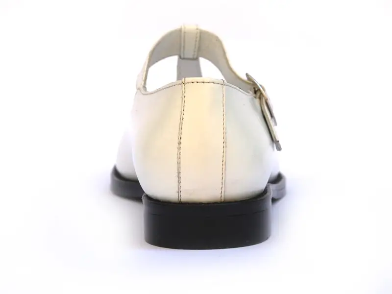 Beyaz Tokalı Kadın Klasik Ayakkabı 5