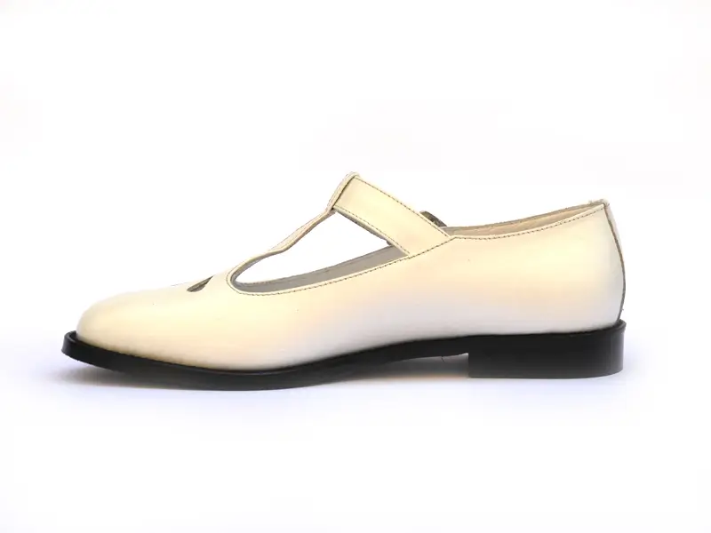 Beyaz Tokalı Kadın Klasik Ayakkabı