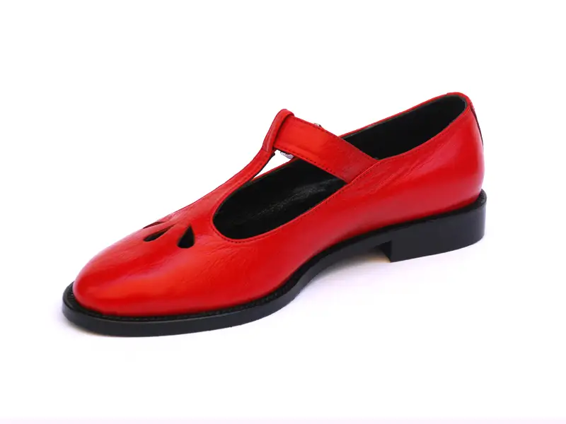 Kırmızı Tokalı Kadın Klasik Ayakkabı 2