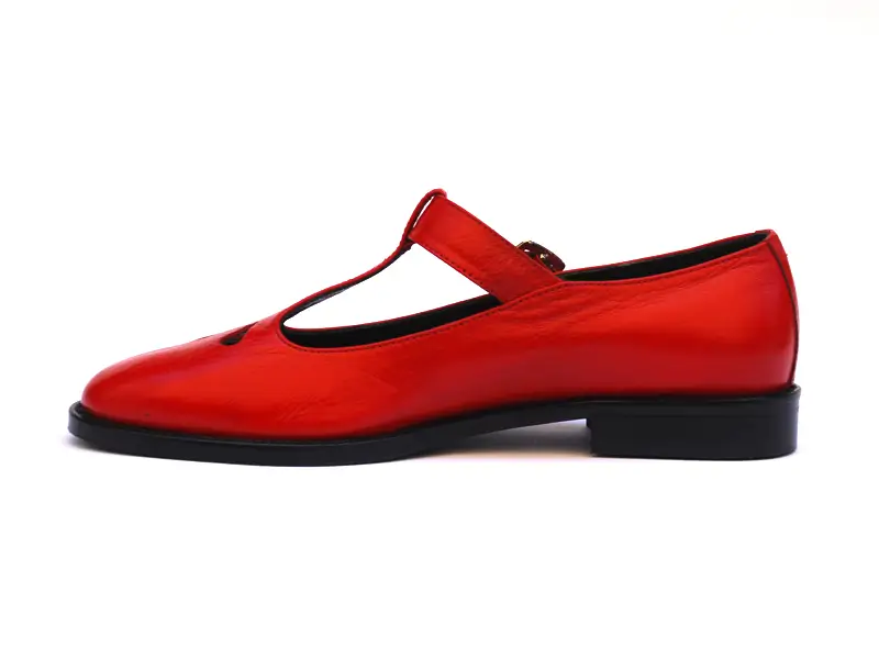 Kırmızı Tokalı Kadın Klasik Ayakkabı